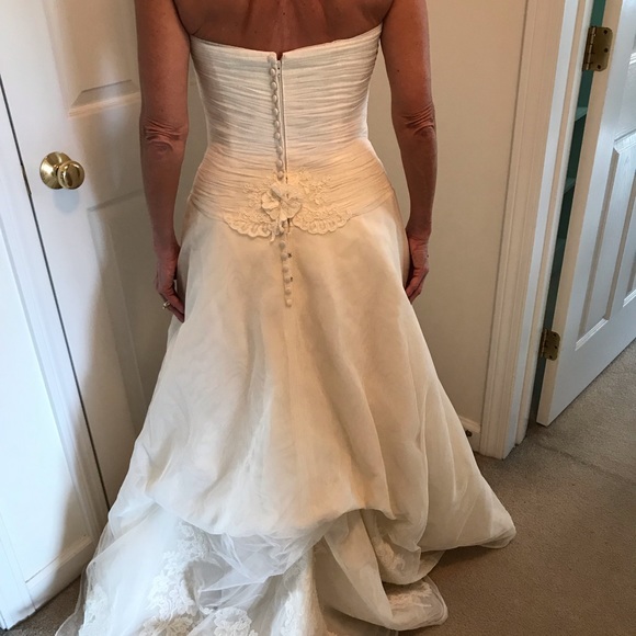 Stunning Christos wedding gown. - Picture 2 of 5